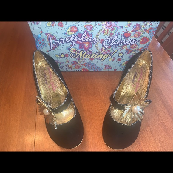Irregular Choice Size 8 Women Black Velvet Pumps with Gold metal buckle detail. - Picture 3 of 8